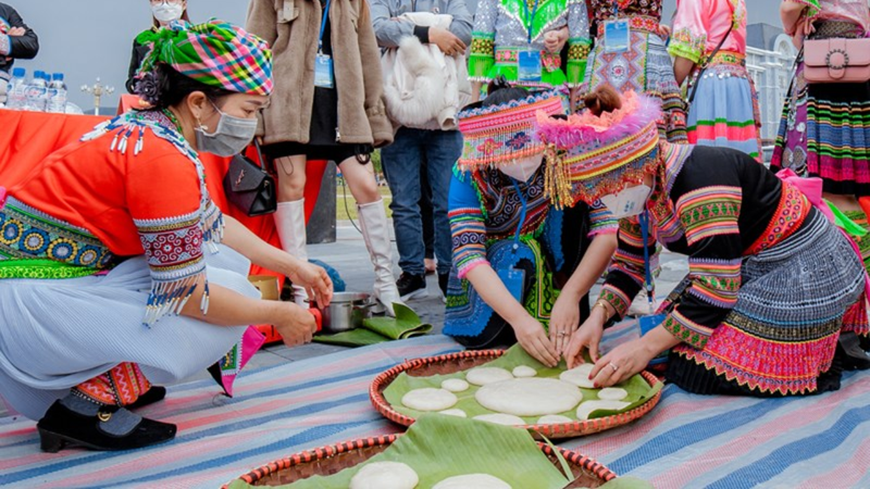 The culture of the Giay ethnic group - Experiencing the making of 'banh day' (4)